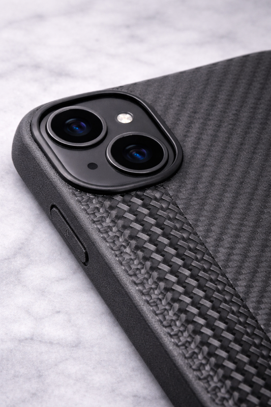 OKKES Carbon Hülle für iPhone 16 – Schwarzes Case