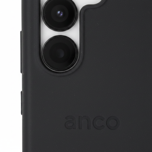 anco Bioly Case Galaxy S25 – Detailansicht Eco-Textur geprägtes Logo Kameraausschnitt