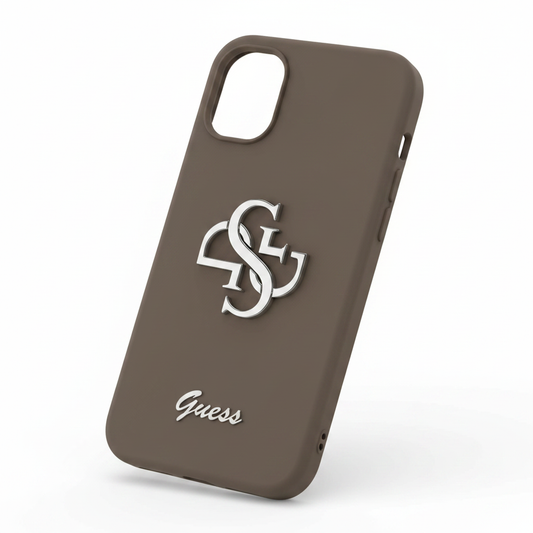 Guess 4G Silicone Script Metal Logo Case iPhone 17 Braun – Schrägansicht