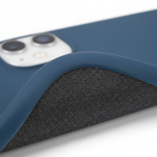 anco Liquid Silicone Case iPhone 14 – Detailansicht Mikrofaser