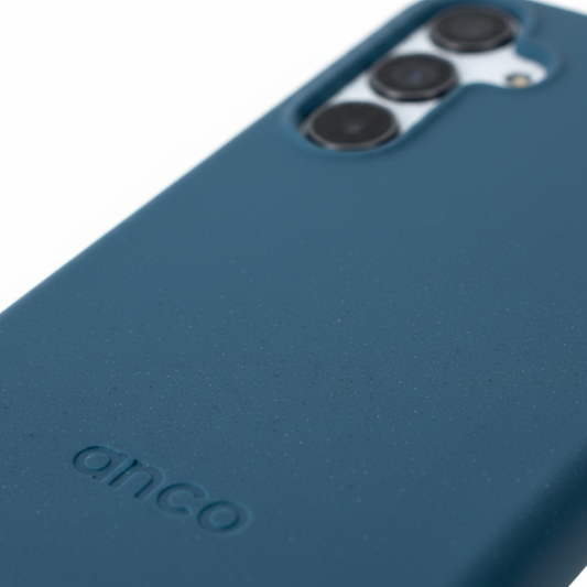 anco Bioly Case Galaxy A55 5G – Detailansicht Eco-Textur geprägtes Logo Kameraausschnitt