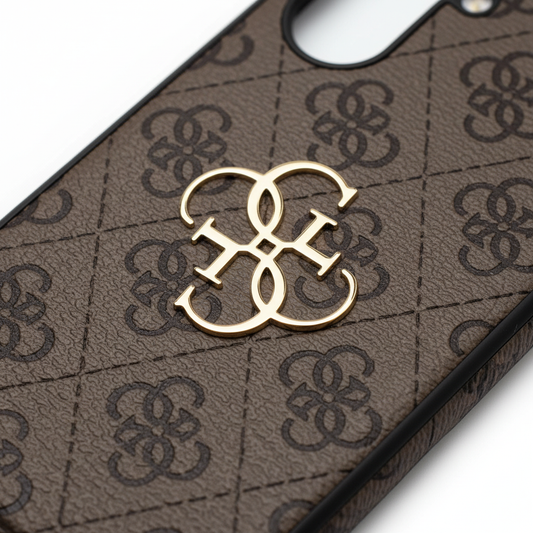 Guess 4G Metal Logo Case – Detailansicht Muster-Textur und Gold-Metall-Logo