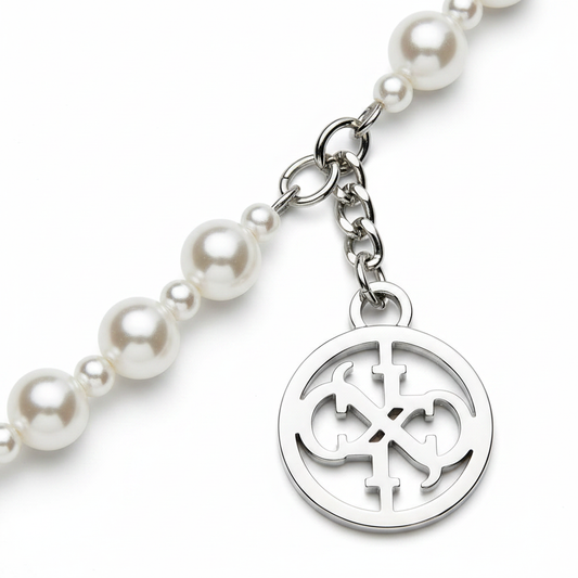 Guess Pearl Strap – Detailbild Perlen & 4G Metallcharm