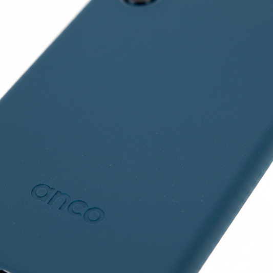 anco Bioly Case Galaxy A15 5G – Detailansicht Eco-Textur geprägtes Logo Kameraausschnitt