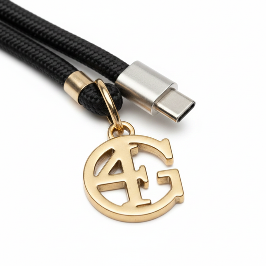 Guess Crossbody Strap – Detailbild 4G Charm & USB-C Connector