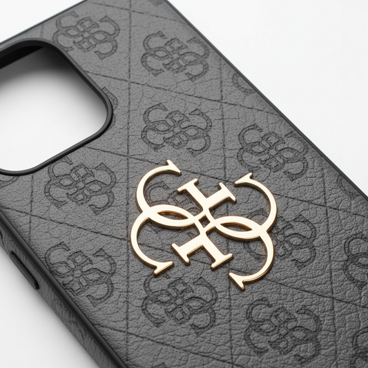 Nahaufnahme des 4G Metalllogos und der PU Leder Textur des Guess Case für iPhone 14 Pro Max
