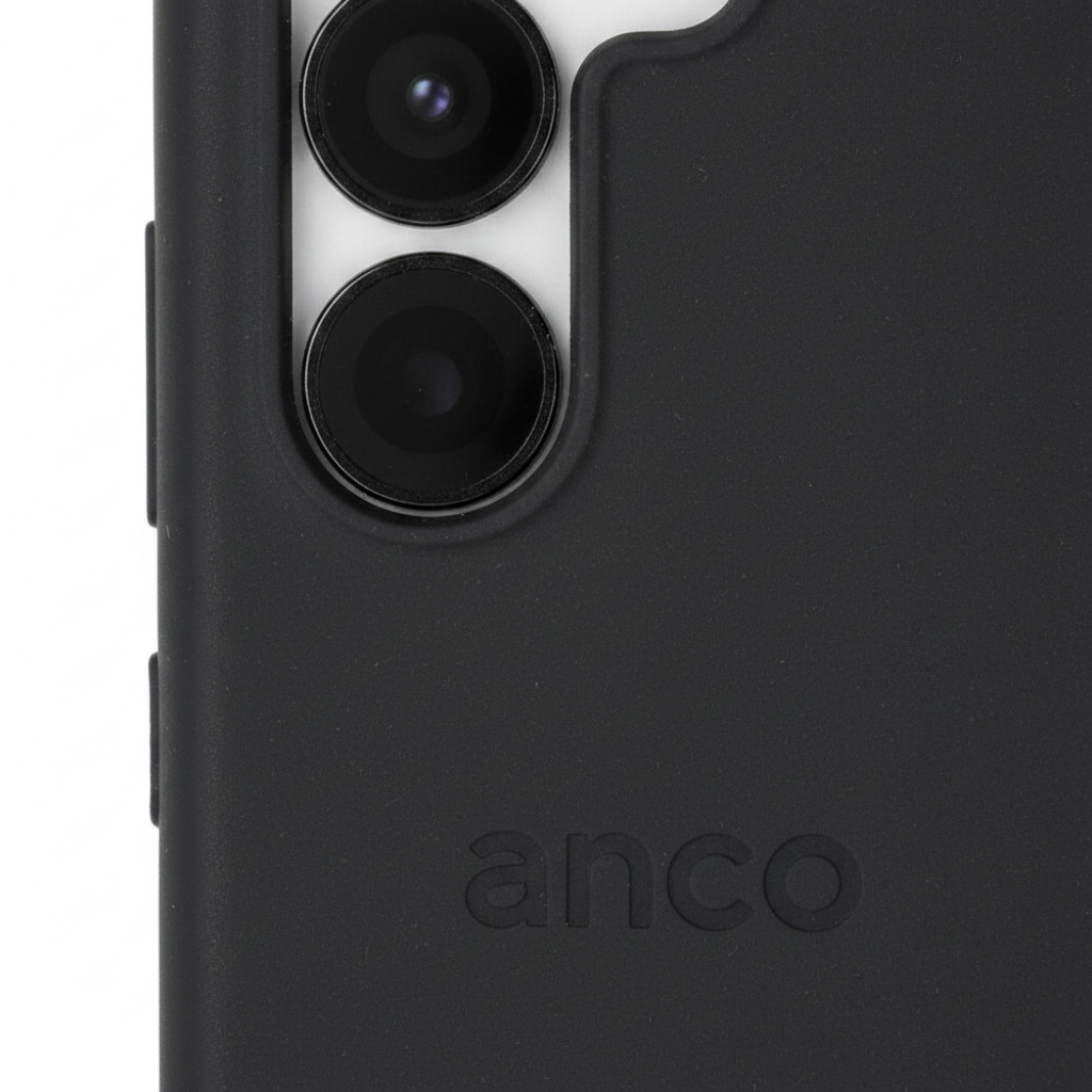 anco Bioly Case Galaxy S25 – Detailansicht Eco-Textur geprägtes Logo Kameraausschnitt