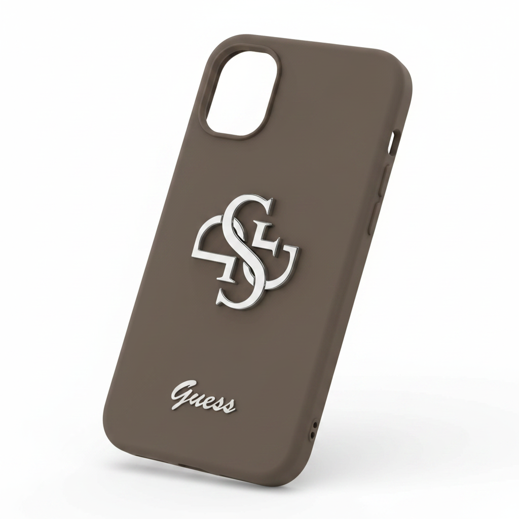 Guess 4G Silicone Script Metal Logo Case iPhone 17 Braun – Schrägansicht