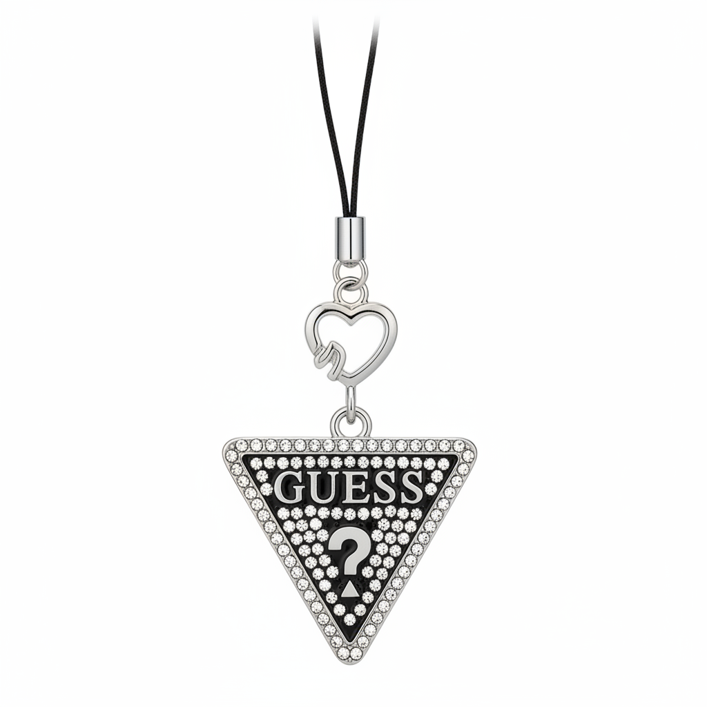 Nahaufnahme der funkelnden Strass-Kristalle und des Guess Metalllogos am Triangle Charm