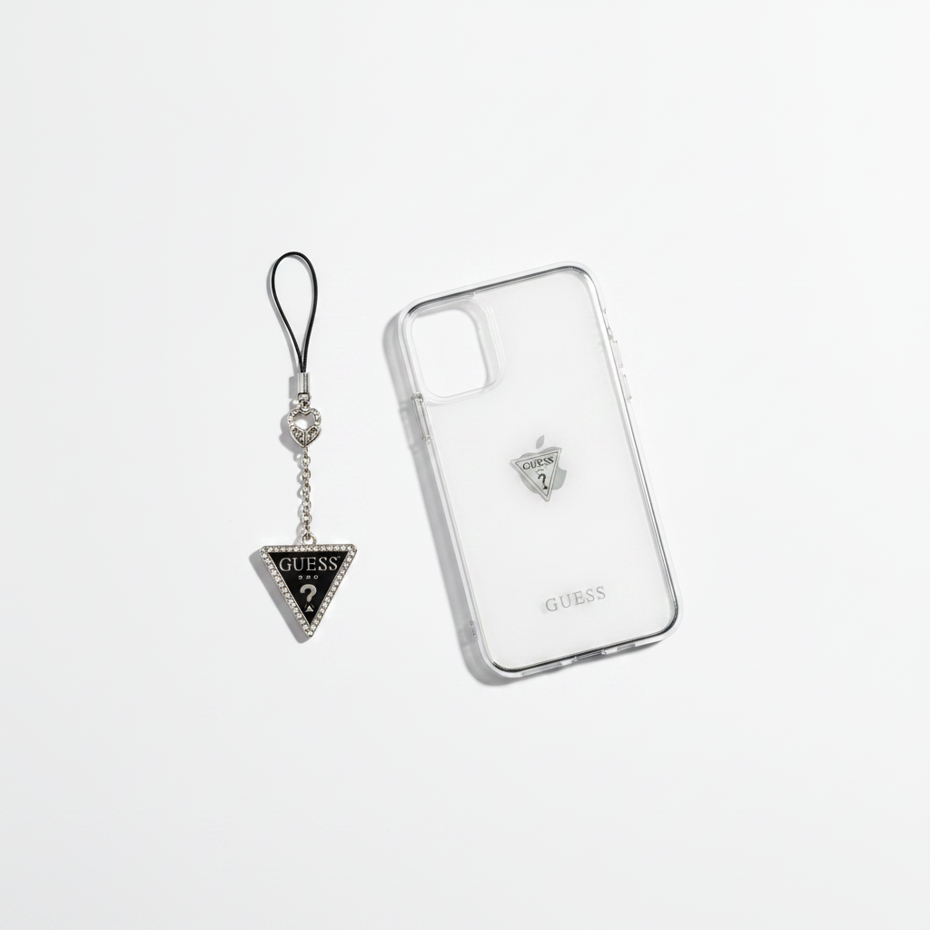 Guess Triangle Strass Charm Anhänger und Guess Hülle als Flat Lay auf weißem Hintergrund