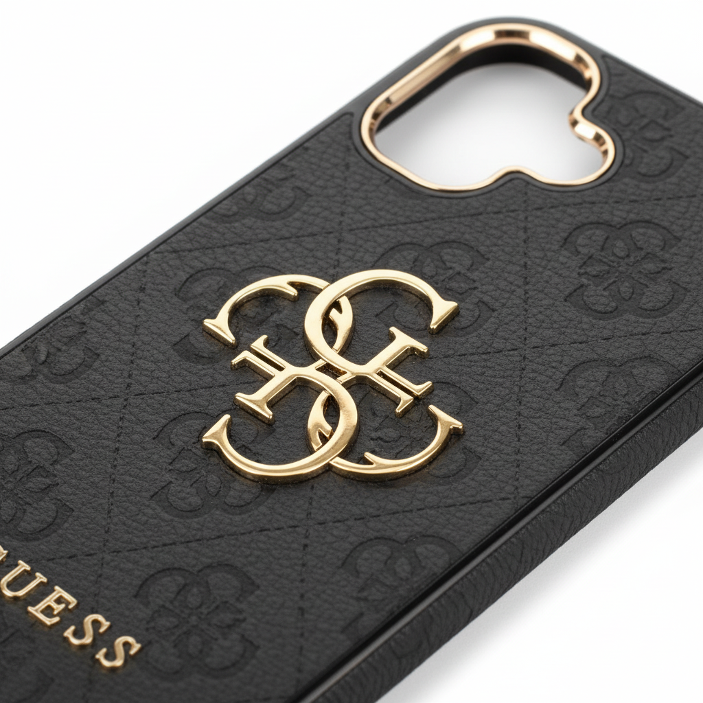 Guess 4G Metal Logo Case iPhone 17 – Detail PU-Leder & Gold-Logo