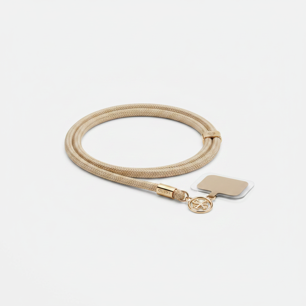 Schrägansicht des Guess Crossbody Cord Straps mit Tether-Patch und Längenverstellung