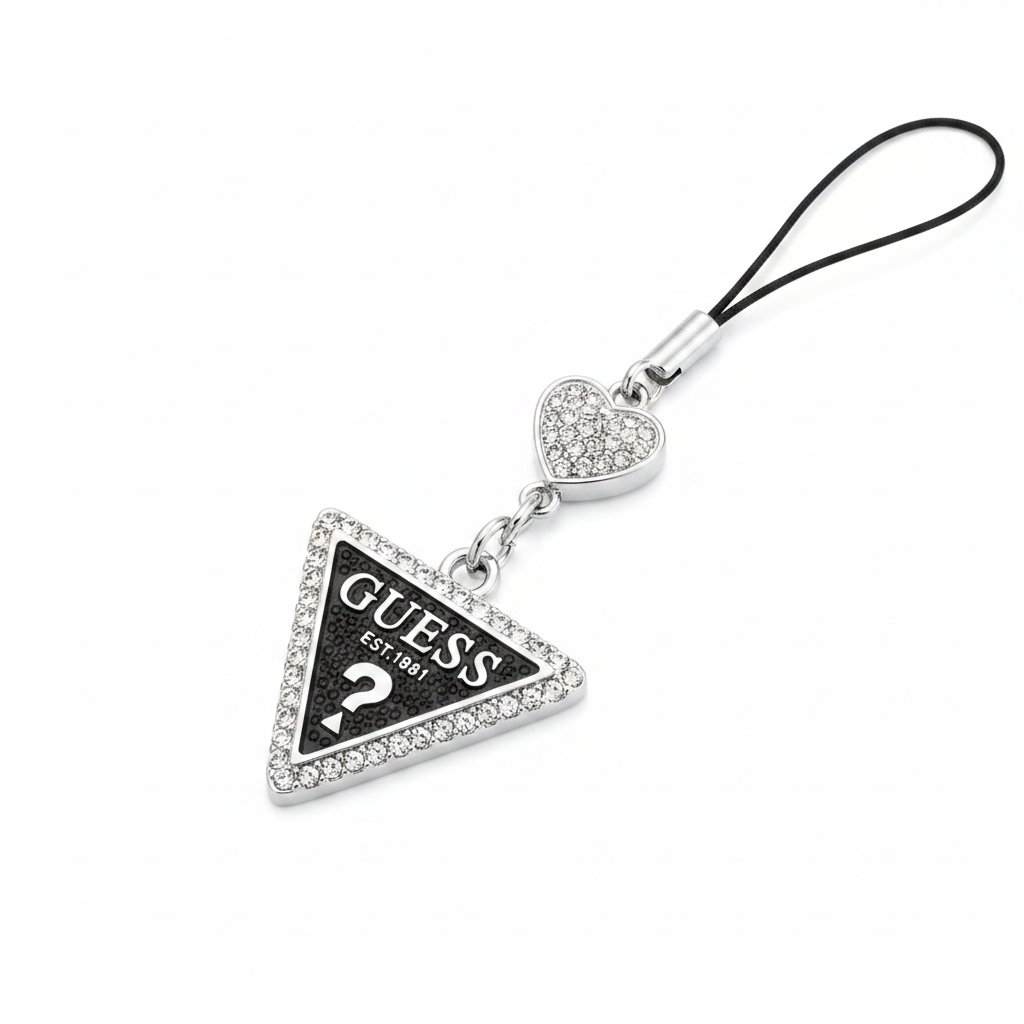 Schrägansicht des Guess Triangle Strass Charms – Metallkonstruktion und Kristallfunkeln