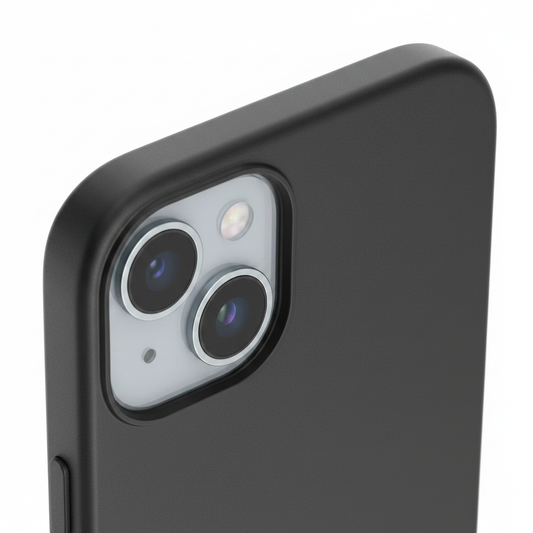 Nahaufnahme des Kameraausschnitts und der Polycarbonat Oberfläche des Spigen Thin Fit Case für iPhone 14 Plus