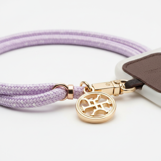 Nahaufnahme des Guess 4G Charms und der geflochtenen Cord-Textur des Beige Crossbody Straps