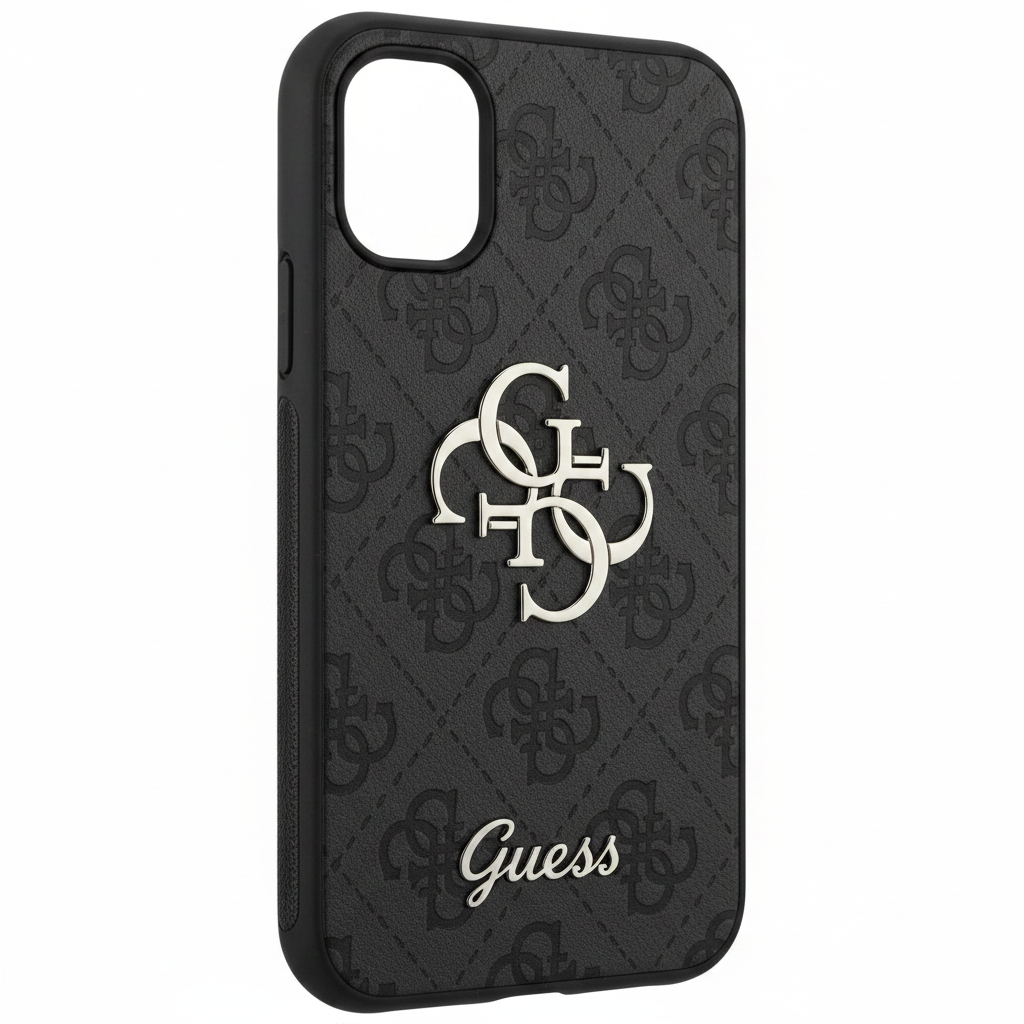 Guess PU 4G Metal Logo Case iPhone 17 – Schrägansicht