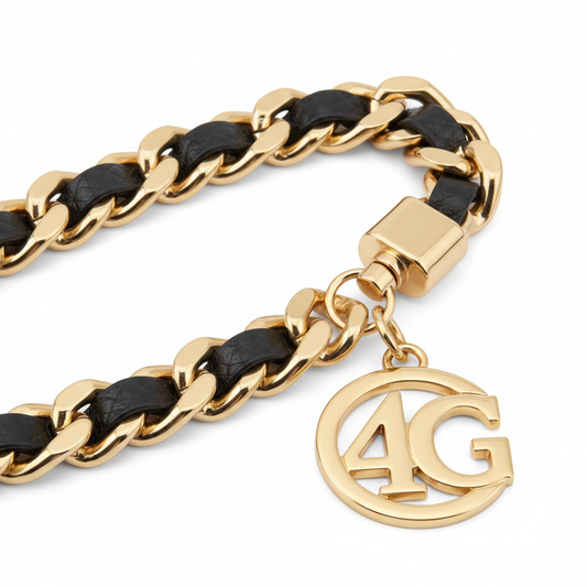 Nahaufnahme des Gold 4G Charms und der Kettenstruktur des Guess Saffiano Hand Straps