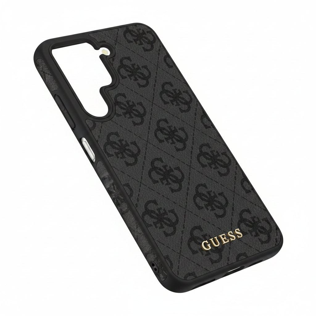 Guess 4G Charms Saffiano Case Galaxy S24 Ultra – Schrägansicht