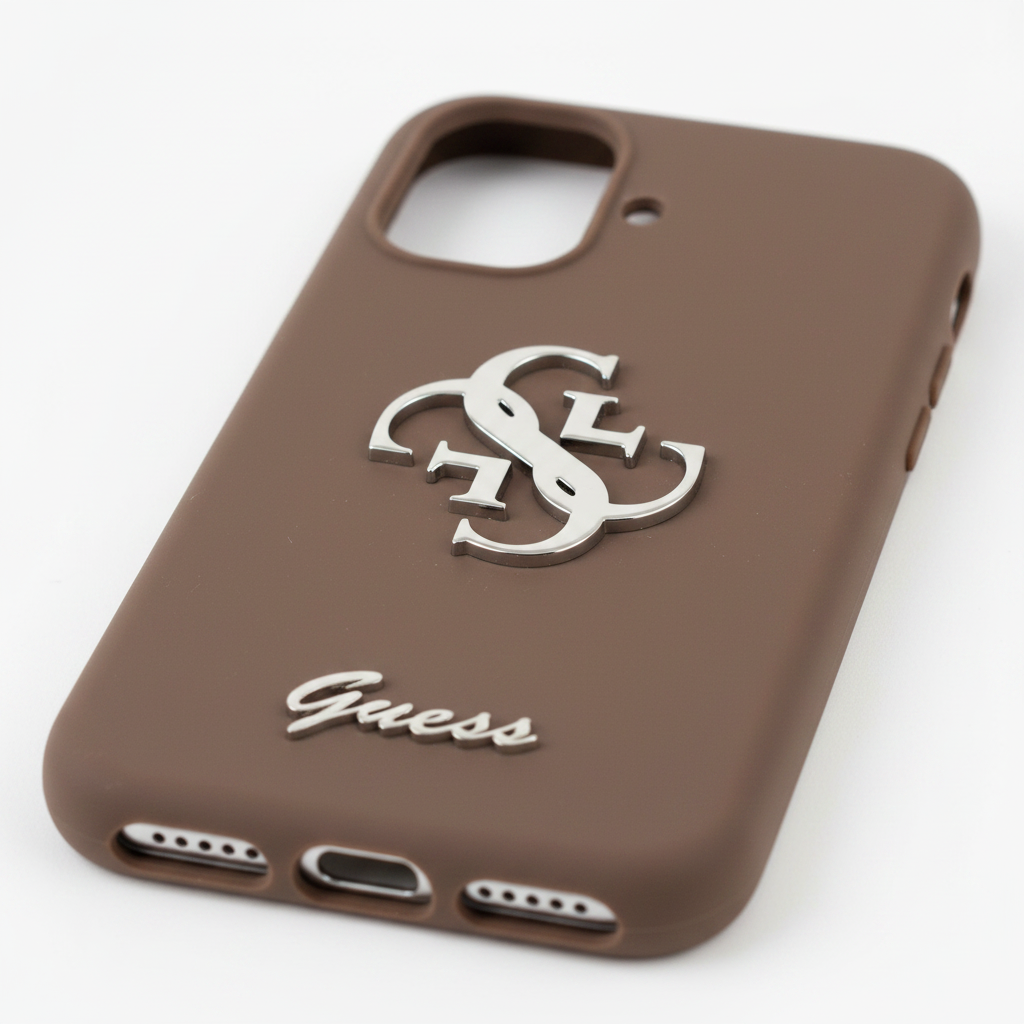 Guess 4G Silicone Script Metal Logo Case iPhone 17 Braun – Detail Silikon & Metall-Logo